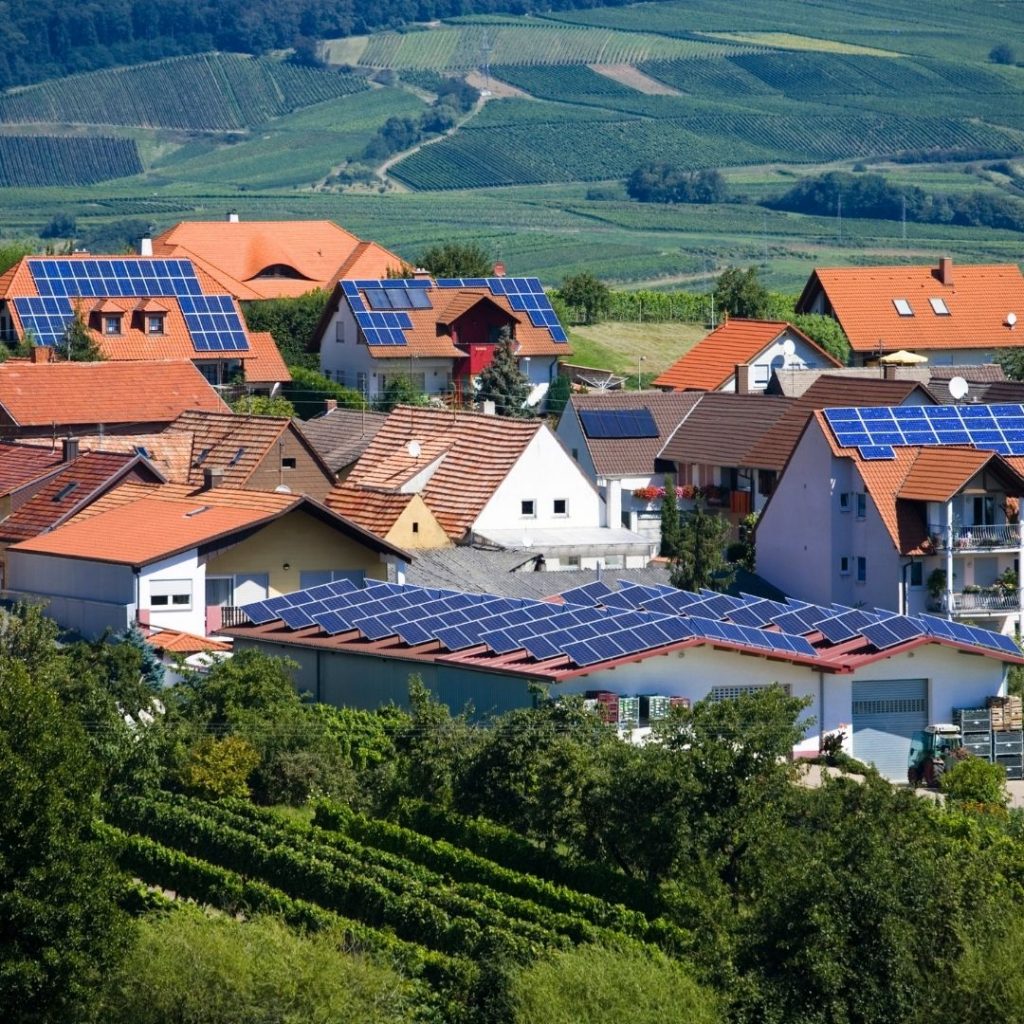 Solpaneler på hus ute på landsbygden 